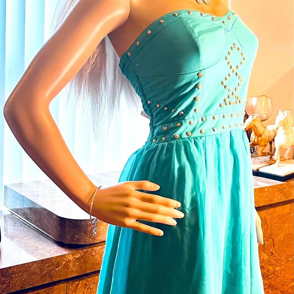 Strapless Fun Flirty Short Sholderless Dress With Gold Embezzlement